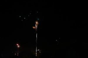 buntes feuerwerk am schwarzen himmel foto