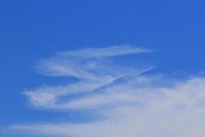 klarer blauer Himmel und weiße Wolken foto