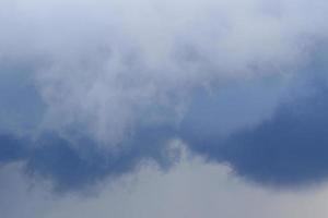 stürmisches Wetter und dunkle Wolken foto