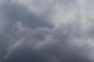 stürmisches Wetter und dunkle Wolken foto