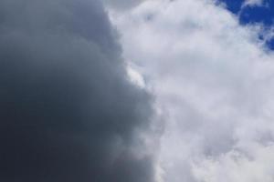 stürmisches Wetter und dunkle Wolken foto