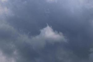 stürmisches Wetter und dunkle Wolken foto