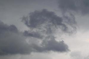 stürmisches Wetter und dunkle Wolken foto