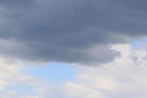 stürmisches Wetter und dunkle Wolken foto