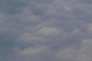 stürmisches Wetter und dunkle Wolken foto