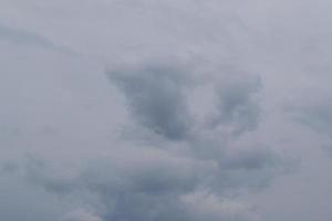 stürmisches Wetter und dunkle Wolken foto