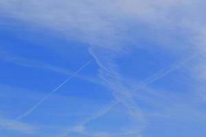 klarer blauer Himmel und weiße Wolken foto