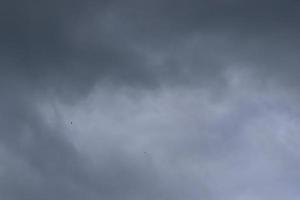 stürmisches Wetter und dunkle Wolken foto