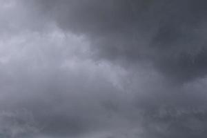 stürmisches Wetter und dunkle Wolken foto