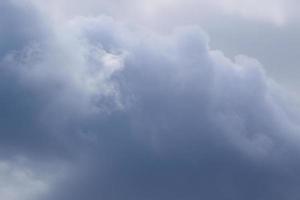 stürmisches Wetter und dunkle Wolken foto