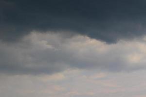 stürmisches Wetter und dunkle Wolken foto