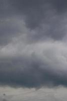 stürmisches Wetter und dunkle Wolken foto