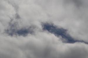 stürmisches Wetter und dunkle Wolken foto