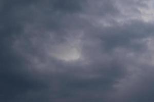 stürmisches Wetter und dunkle Wolken foto