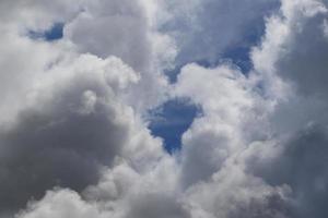 stürmisches Wetter und dunkle Wolken foto