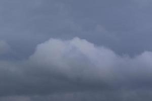 stürmisches Wetter und dunkle Wolken foto