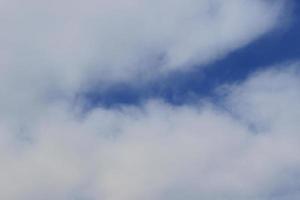 klarer blauer Himmel und weiße Wolken foto