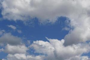 stürmisches Wetter und dunkle Wolken foto