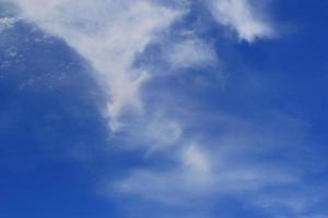 klarer blauer Himmel und weiße Wolken foto