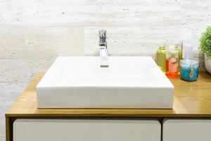 weißes Waschbecken im modernen Badezimmer foto