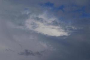 stürmisches Wetter und dunkle Wolken foto