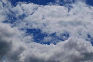 stürmisches Wetter und dunkle Wolken foto