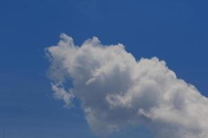 klarer blauer Himmel und weiße Wolken foto