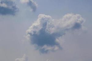 klarer blauer Himmel und weiße Wolken foto