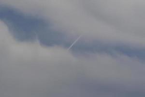 stürmisches Wetter und dunkle Wolken foto