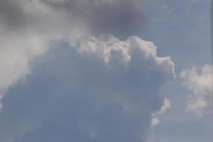 stürmisches Wetter und dunkle Wolken foto