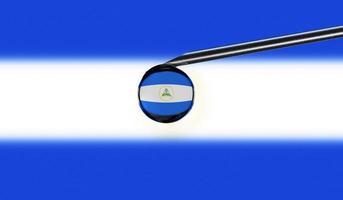 impfspritze mit tropfen auf der nadel vor nationalflagge von nicaragua hintergrund. medizinisches Konzept Impfung. coronavirus sars-cov-2 pandemieschutz. Nationale Sicherheitsidee. foto