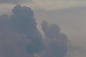 stürmisches Wetter und dunkle Wolken foto