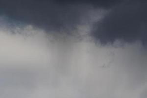 stürmisches Wetter und dunkle Wolken foto