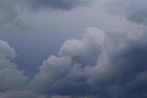 stürmisches Wetter und dunkle Wolken foto