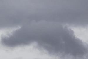 stürmisches Wetter und dunkle Wolken foto