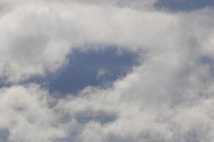 stürmisches Wetter und dunkle Wolken foto