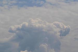 stürmisches Wetter und dunkle Wolken foto