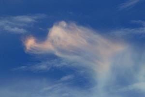 klarer blauer Himmel und weiße Wolken foto