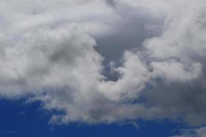 stürmisches Wetter und dunkle Wolken foto