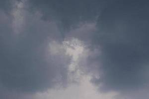 stürmisches Wetter und dunkle Wolken foto