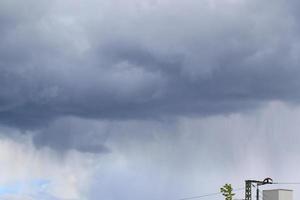 stürmisches Wetter und dunkle Wolken foto