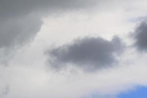 stürmisches Wetter und dunkle Wolken foto