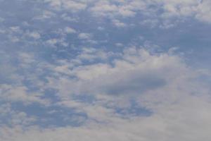 stürmisches Wetter und dunkle Wolken foto