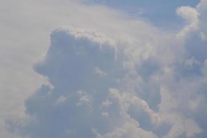 stürmisches Wetter und dunkle Wolken foto