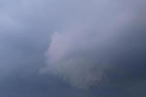 stürmisches Wetter und dunkle Wolken foto