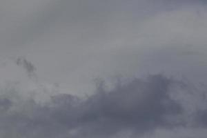 stürmisches Wetter und dunkle Wolken foto