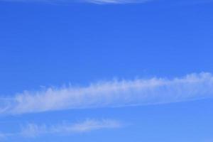 klarer blauer Himmel und weiße Wolken foto