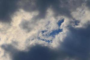 stürmisches Wetter und dunkle Wolken foto