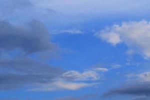 stürmisches Wetter und dunkle Wolken foto