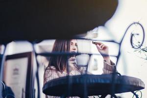 eine junge Frau in einem Café foto